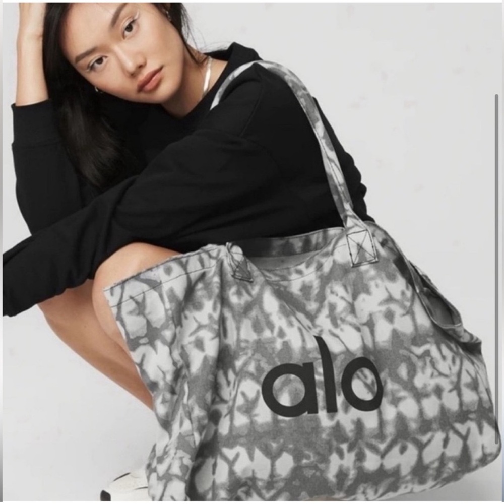 NEW WITH TAGS FAMOUS LOVED ALO Yoga Gray and White Canvas Tote Bag